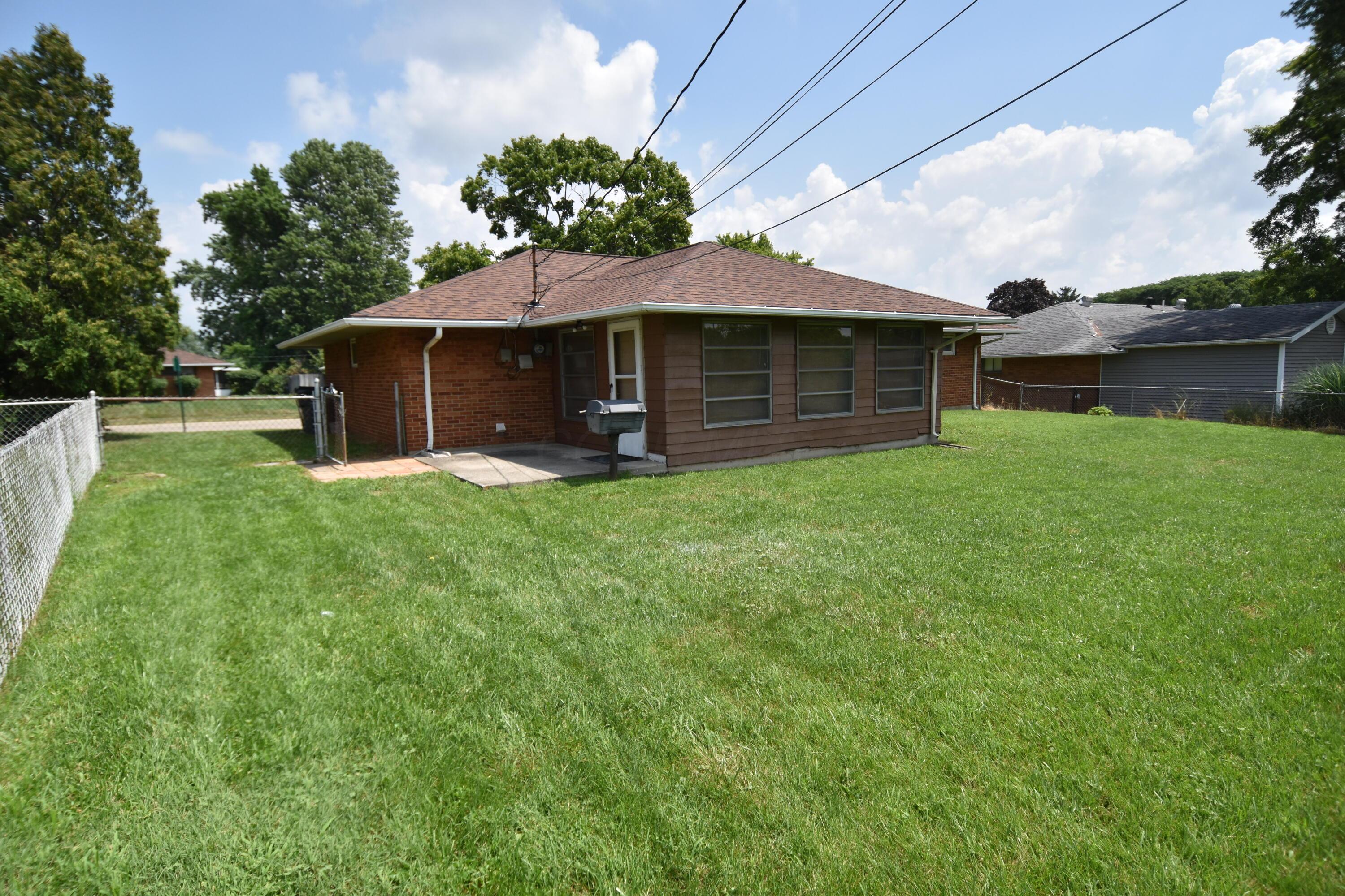 7075 Bartlett Road Reynoldsburg, OH 43068 - Photo 30 of 34 Back - 3 Season Room