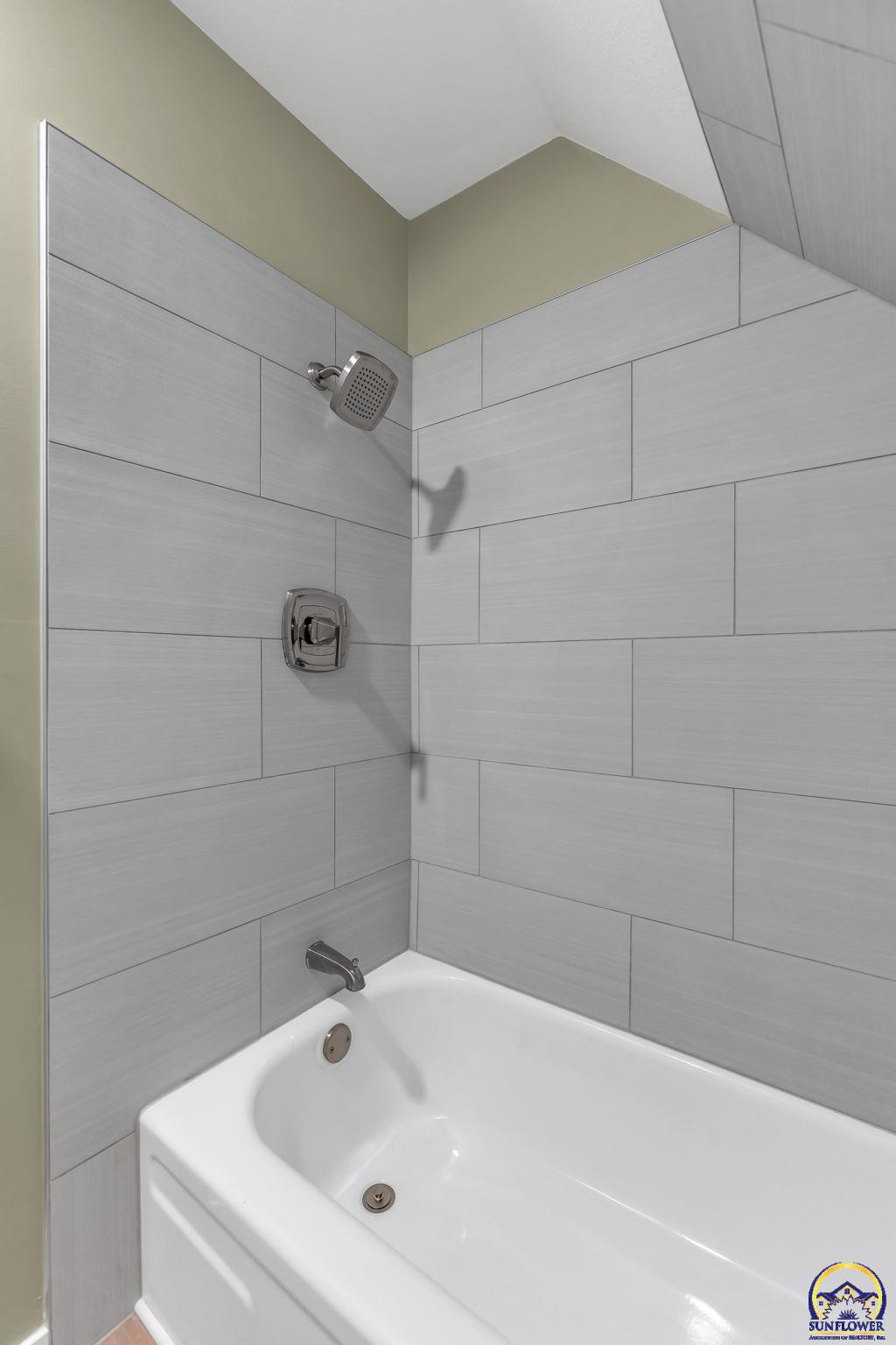 3704 Southwest 34th Street Topeka, KS 66614 - Photo 33 of 41 Upstairs Full Bathroom