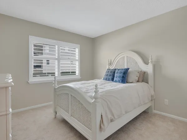 $3,000 | 4049 Ocean Drive, Unit 204, Vero Beach, FL 32963