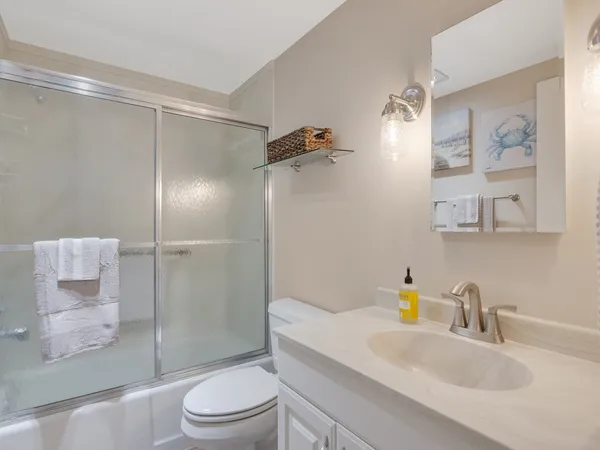 $3,000 | 4049 Ocean Drive, Unit 204, Vero Beach, FL 32963