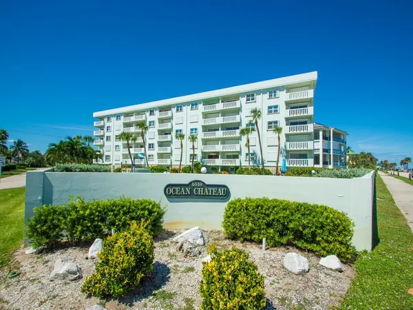 $3,000 | 4049 Ocean Drive, Unit 204, Vero Beach, FL 32963