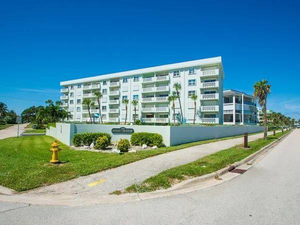 $3,000 | 4049 Ocean Drive, Unit 204, Vero Beach, FL 32963