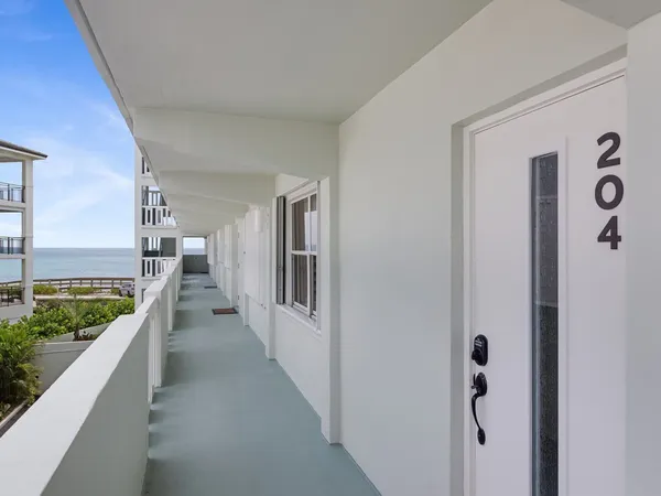 $3,000 | 4049 Ocean Drive, Unit 204, Vero Beach, FL 32963