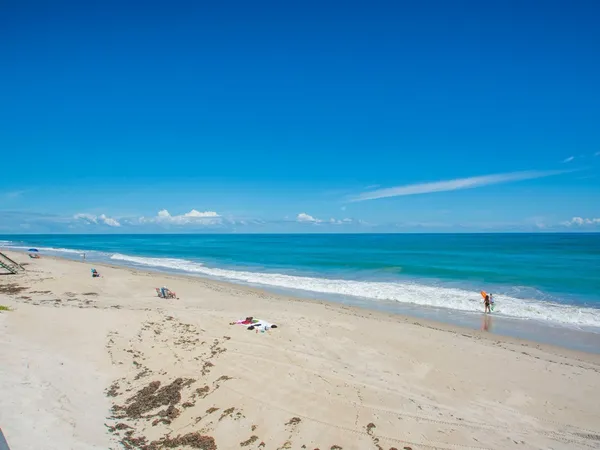 $3,000 | 4049 Ocean Drive, Unit 204, Vero Beach, FL 32963
