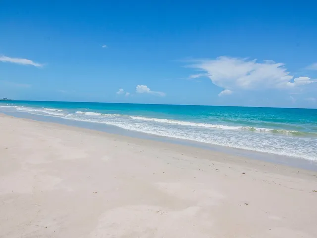 $3,000 | 4049 Ocean Drive, Unit 204, Vero Beach, FL 32963