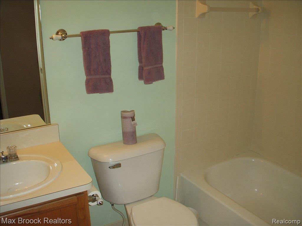 220 Pine Tree Ridge, Unit 1 Waterford, MI 48327 - Photo 3 of 6 Ceramic Bath