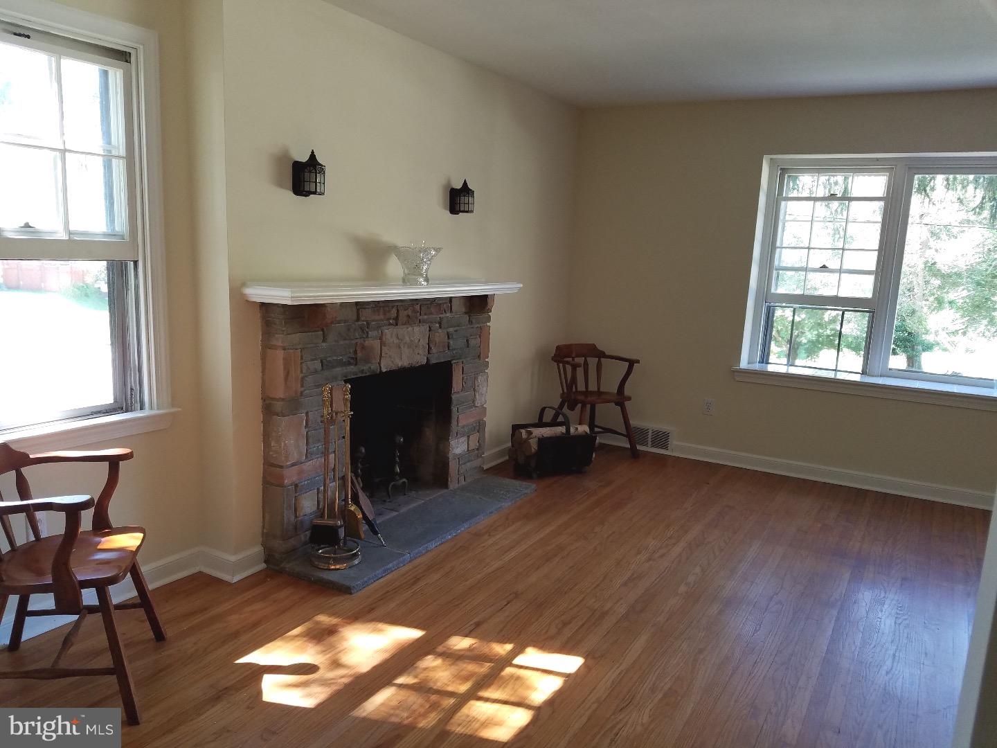 600 Paddock Road Havertown, PA 19083 - Photo 7 of 23 Living Room