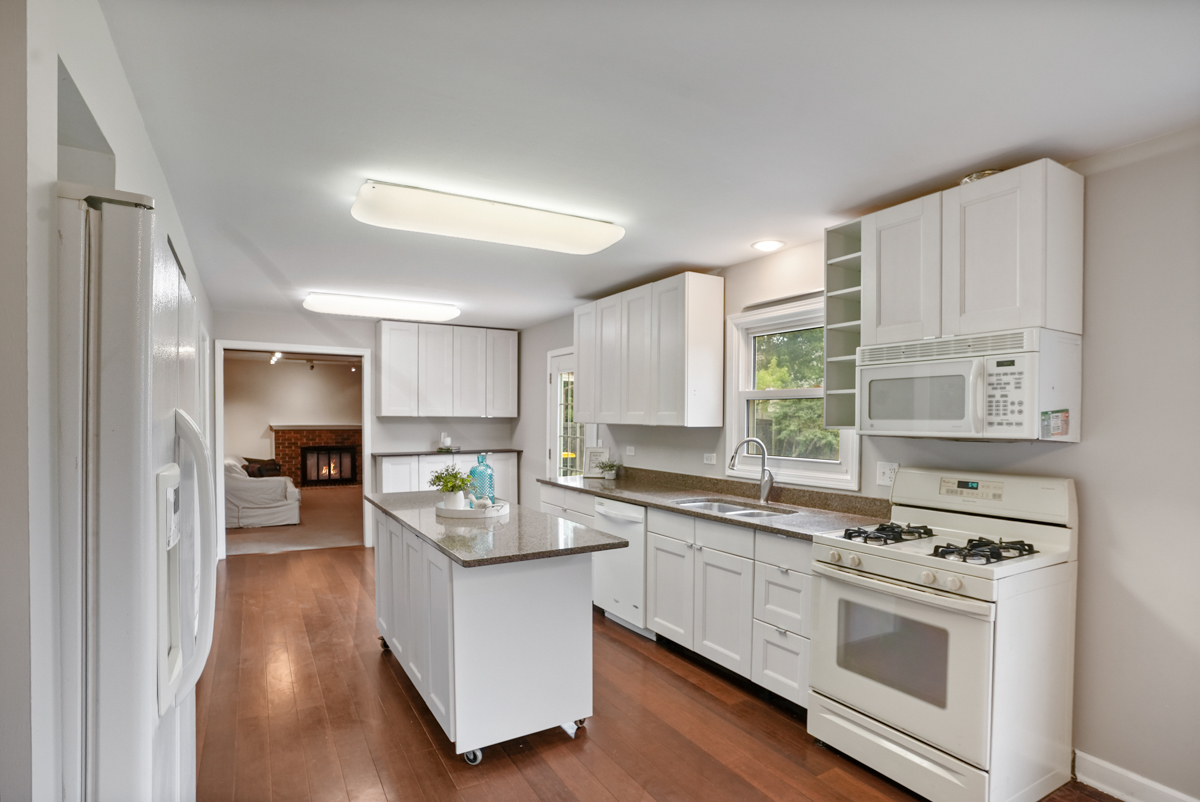 545 Ridgefield Drive Roselle, IL 60172 - Photo 9 of 24