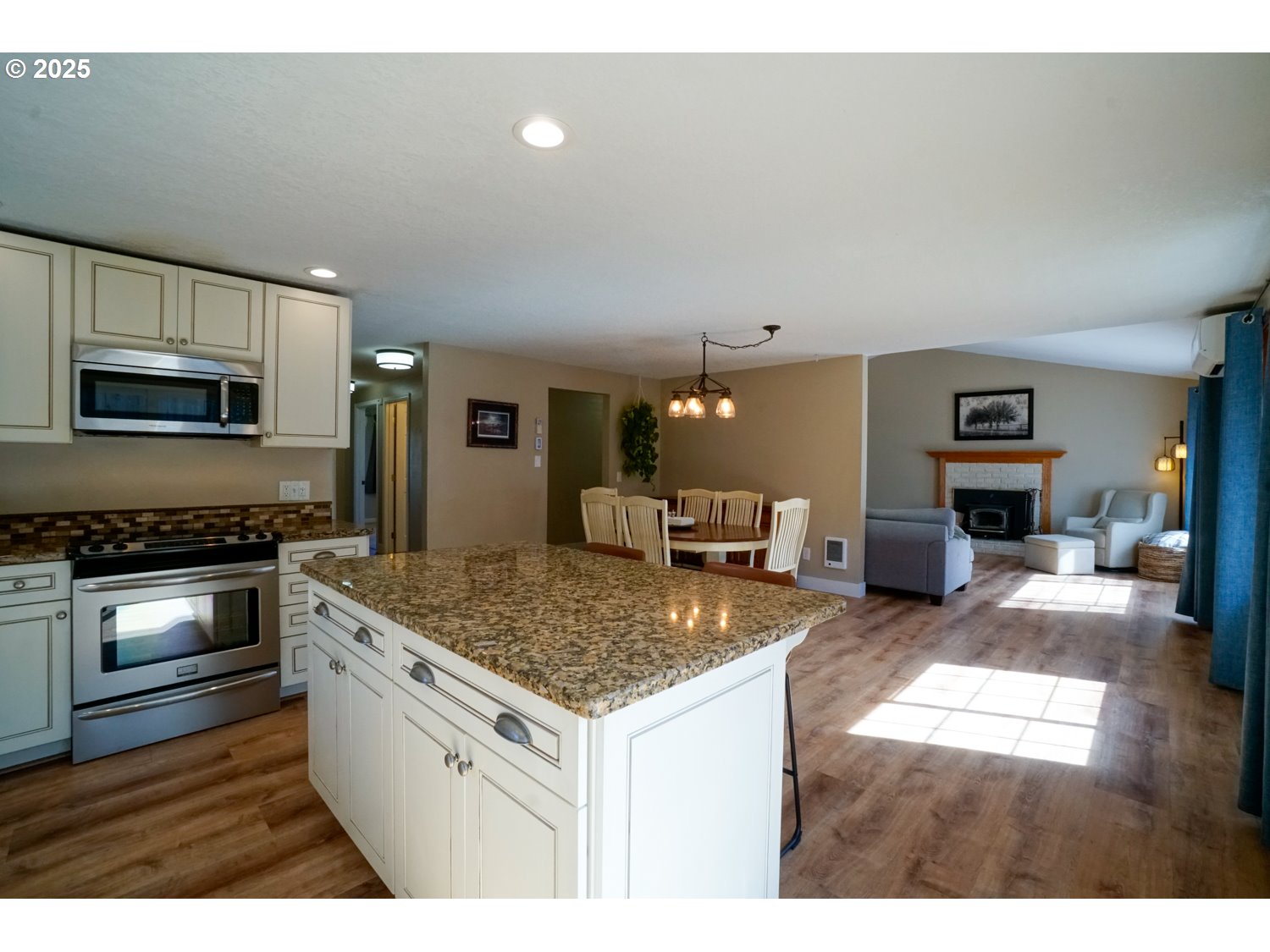 327 South 72nd Street Springfield, OR 97478 - Photo 3 of 48