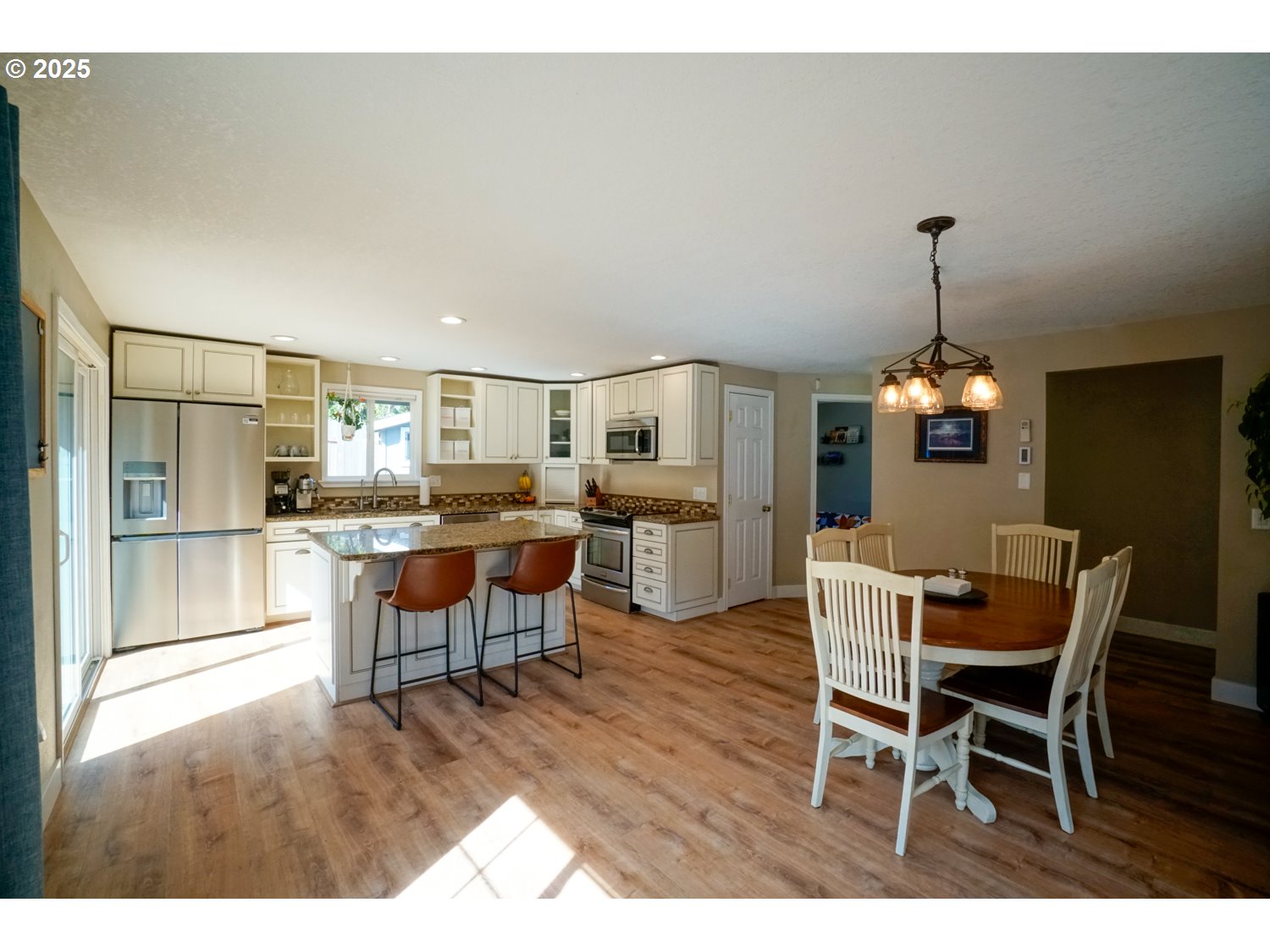 327 South 72nd Street Springfield, OR 97478 - Photo 7 of 48