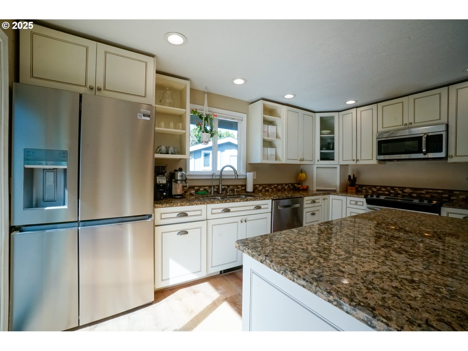 327 South 72nd Street Springfield, OR 97478 - Photo 9 of 48