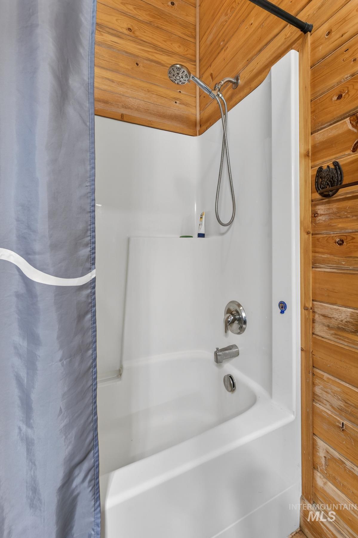 221 Seven Devils Road Riggins, ID 83549 - Photo 17 of 46 Full bath featuring shower / tub combo with curtain