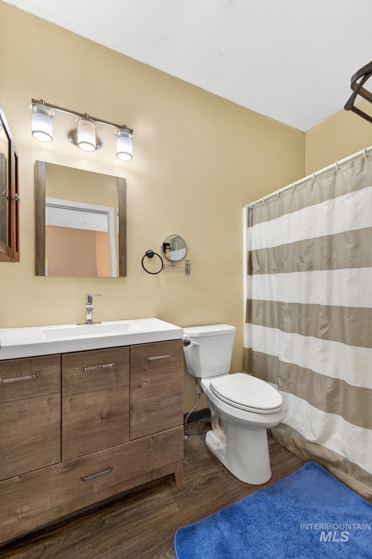 221 Seven Devils Road Riggins, ID 83549 - Photo 23 of 46 Full bath with vanity, curtained shower, and dark wood finished floors