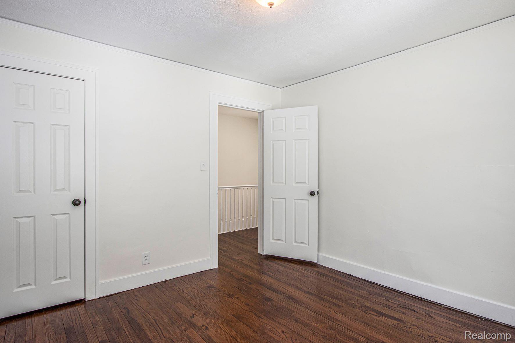 117 Mohawk Road Pontiac, MI 48341 - Photo 13 of 19 Upper bedroom