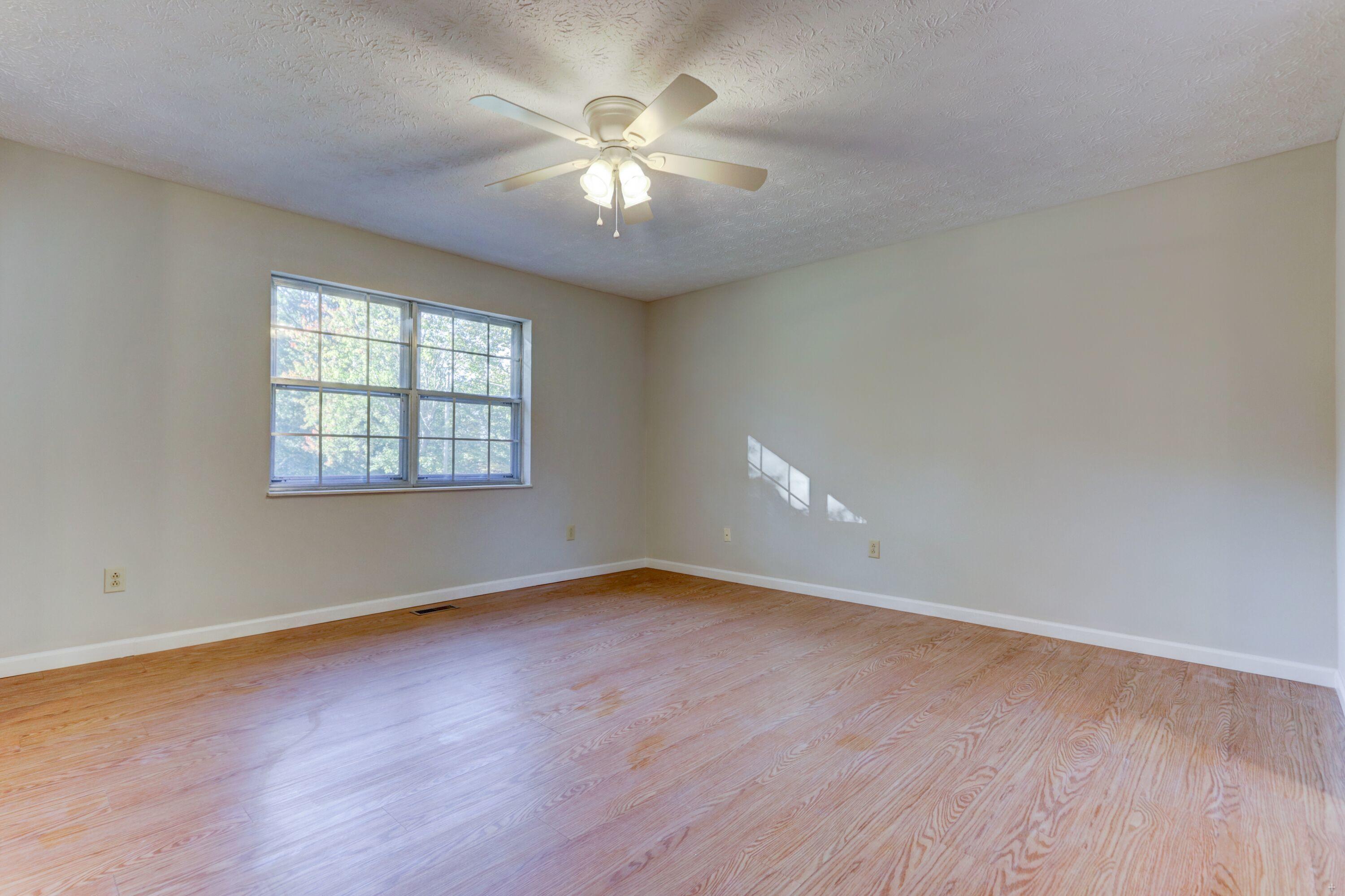 2400 Chukar Road Knoxville, TN 37923 - Photo 8 of 17 Living Room