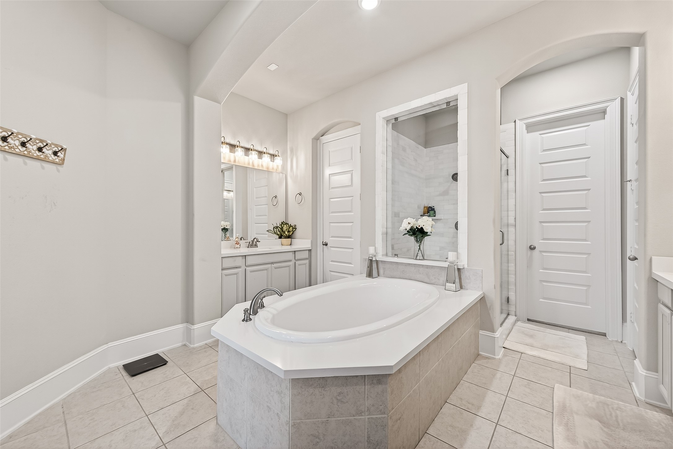 1122 Thyme Rise Lane Richmond, TX 77406 - Photo 33 of 50 a spacious bathroom with a bathtub sink and mirror