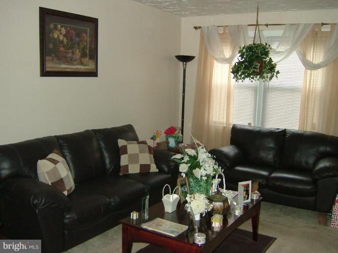 1628 Pentwood Road Baltimore, MD 21239 - Photo 3 of 9 Living Room