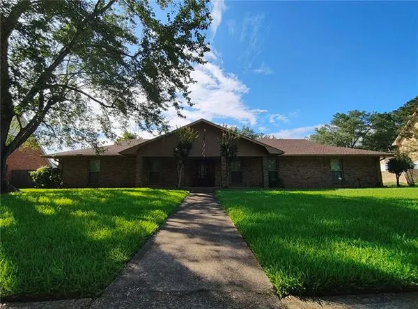 $365,000 | 4004 Huntwick Boulevard, Alexandria, LA 71303