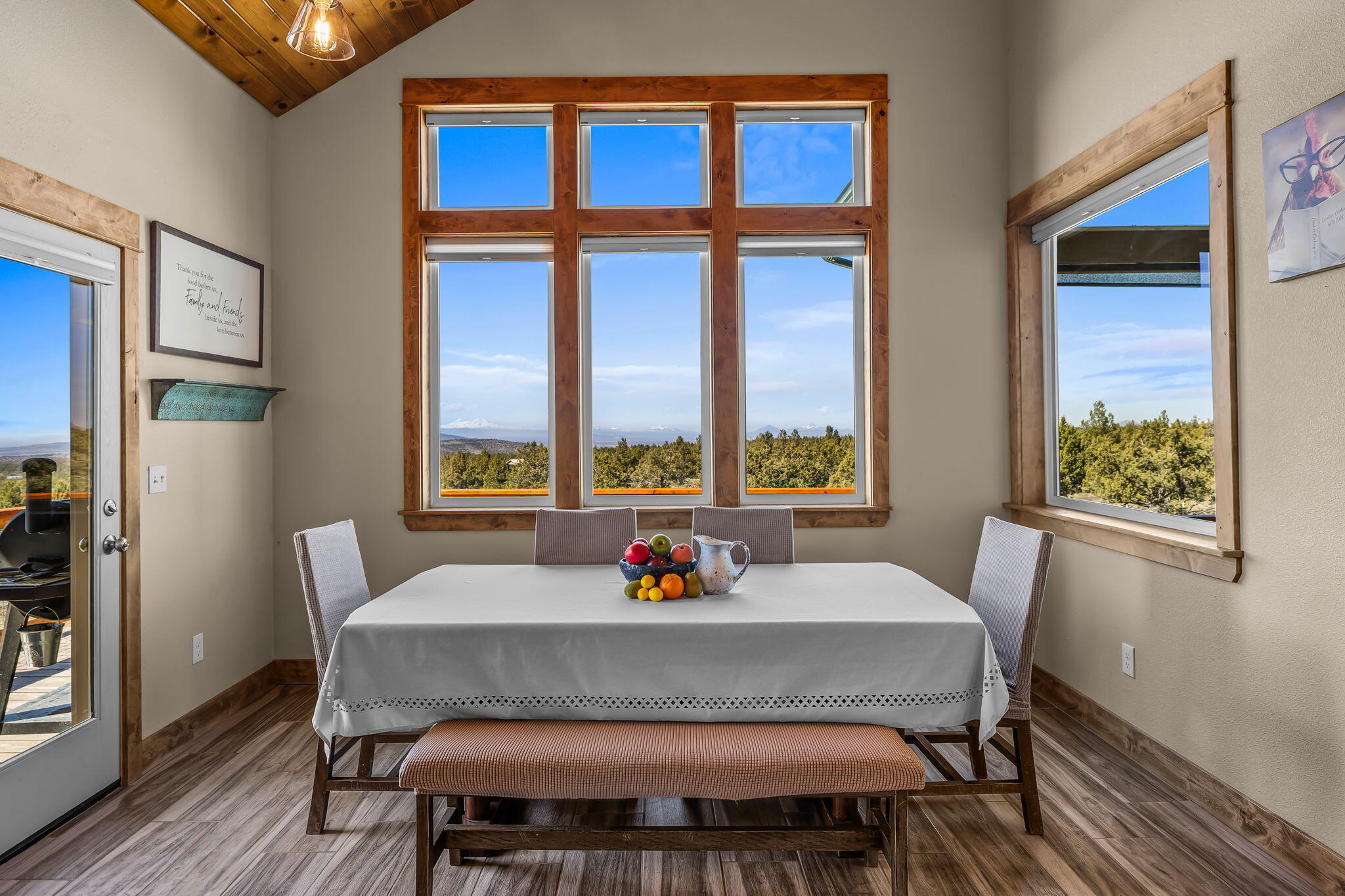 6040 Gravett Road Prineville, OR 97754 - Photo 6 of 77 a living room with furniture and a window
