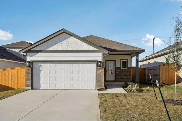 a view of a house with backyard and garden