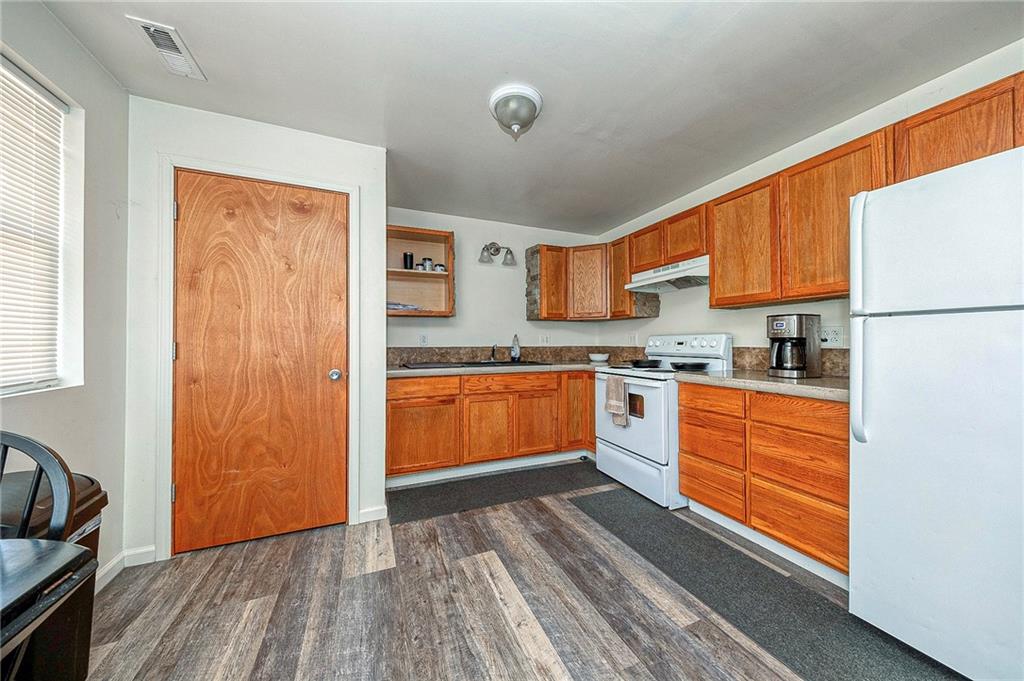 249 Washington Road, Unit 5 Waynesburg, PA 15370 - Photo 8 of 15 Unit 5 kitchen