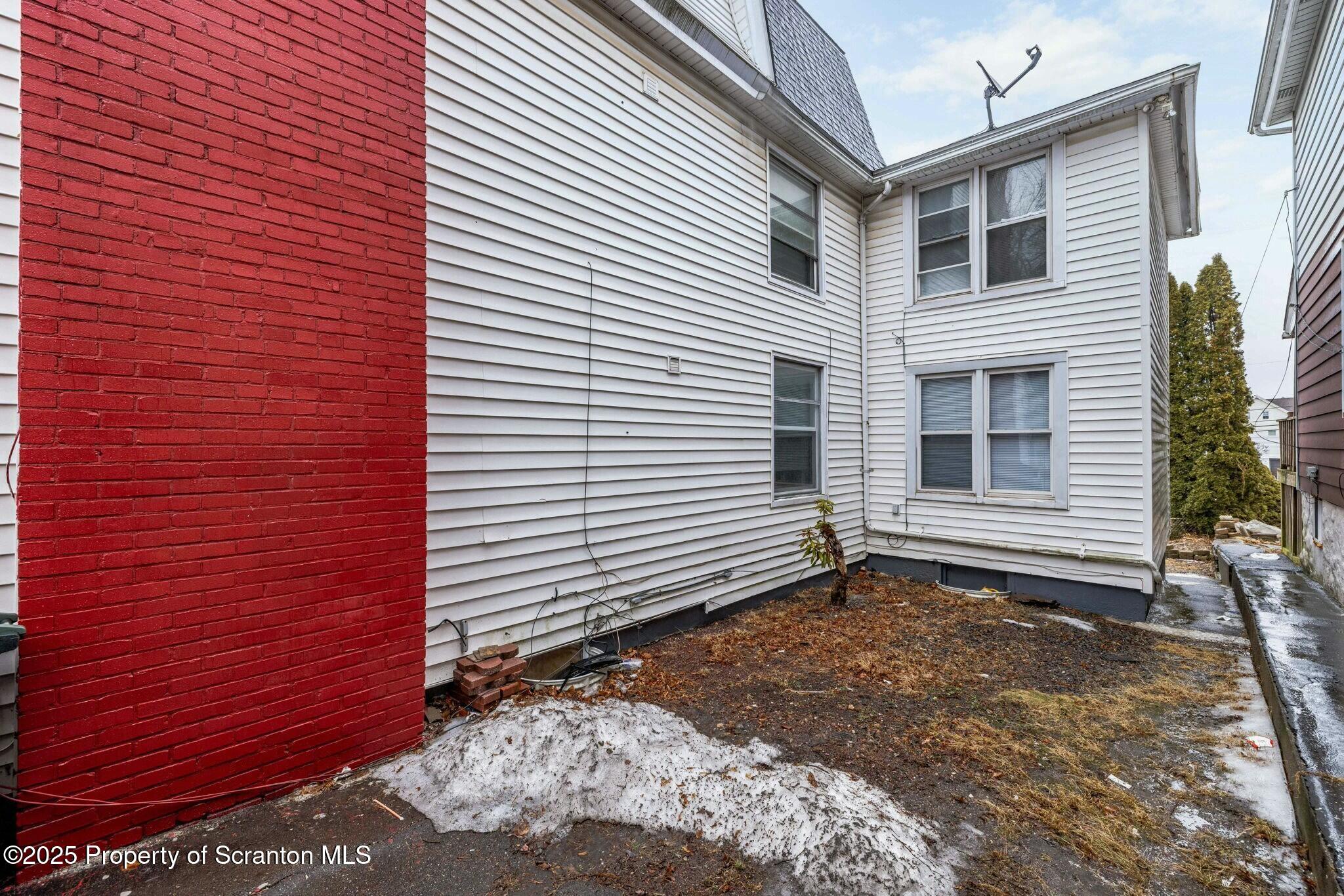 591 North James Street Hazleton, PA 18201 - Photo 4 of 30 tempImageOilnHs