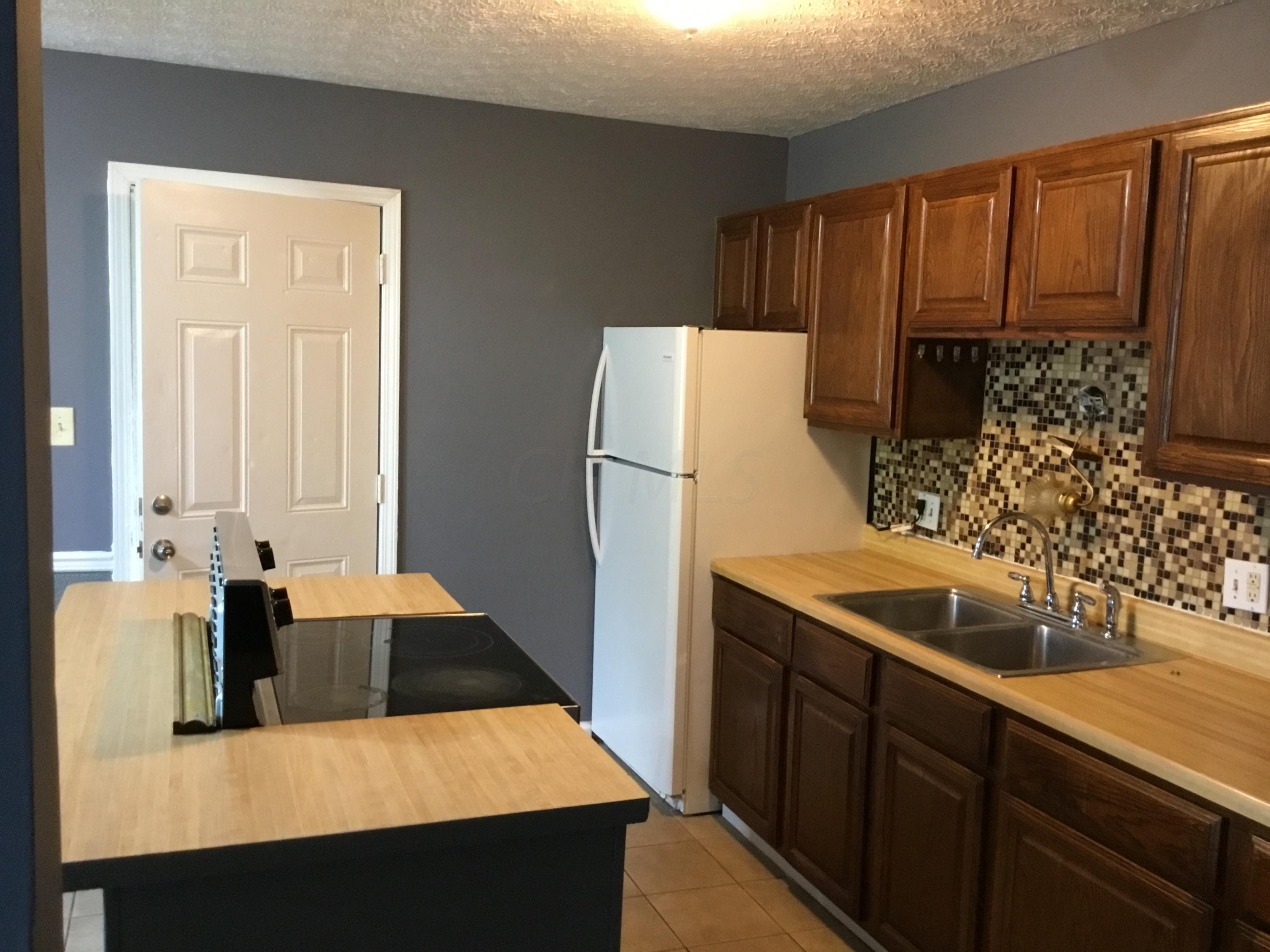 2596 Woodsedge Road Columbus, OH 43224 - Photo 5 of 12