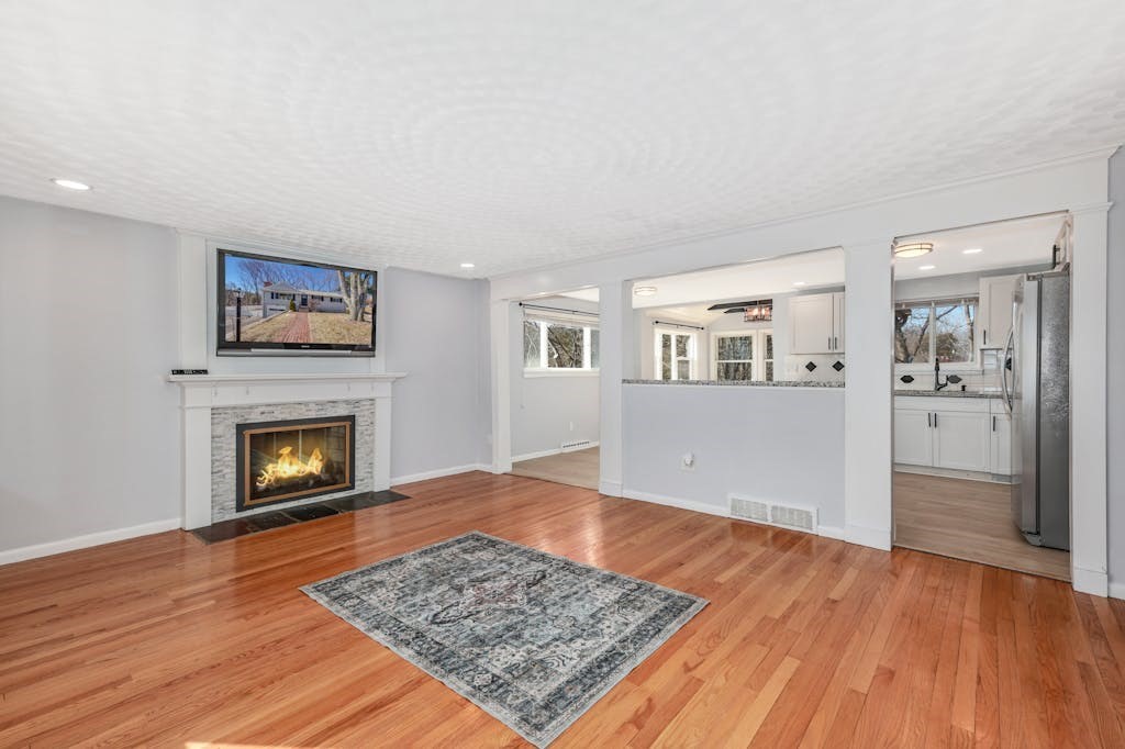 32 Highgate Road Marlborough, MA 01752 - Photo 4 of 36 Gallery Image 4