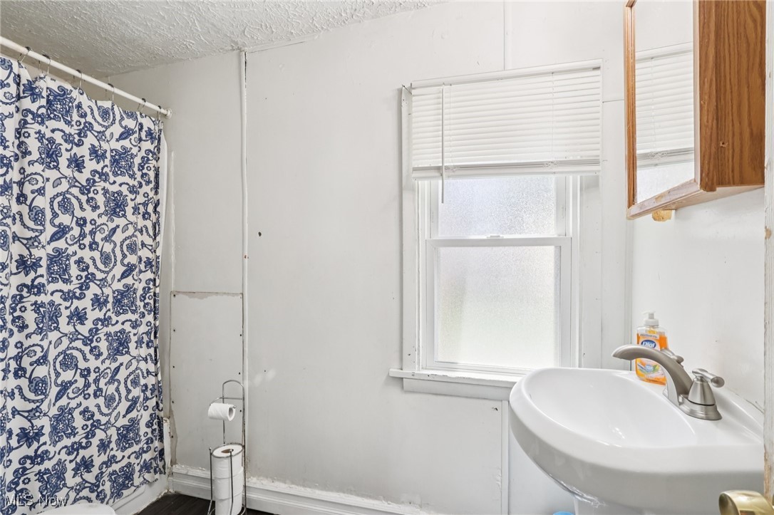 764 Chalker Street Akron, OH 44310 - Photo 15 of 34 Full bath featuring a textured ceiling and curtained shower