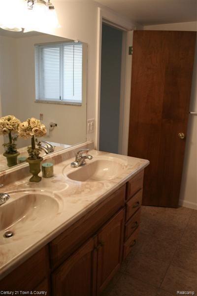 3340 Chicago Road Warren, MI 48092 - Photo 13 of 22 BathroomVERT