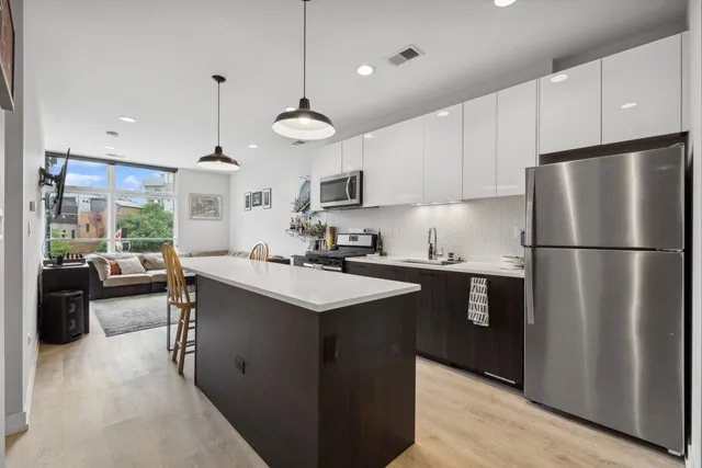 $3,150 | 713 North Milwaukee Avenue, Unit 405, Chicago, IL 60642