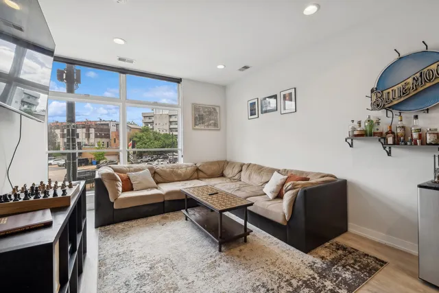 $3,150 | 713 North Milwaukee Avenue, Unit 405, Chicago, IL 60642