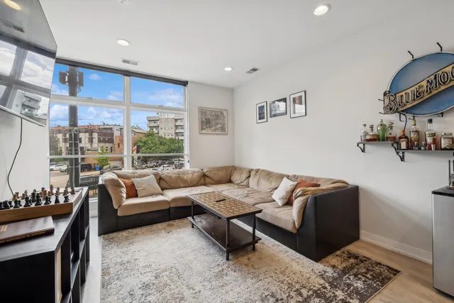 $3,150 | 713 North Milwaukee Avenue, Unit 405, Chicago, IL 60642