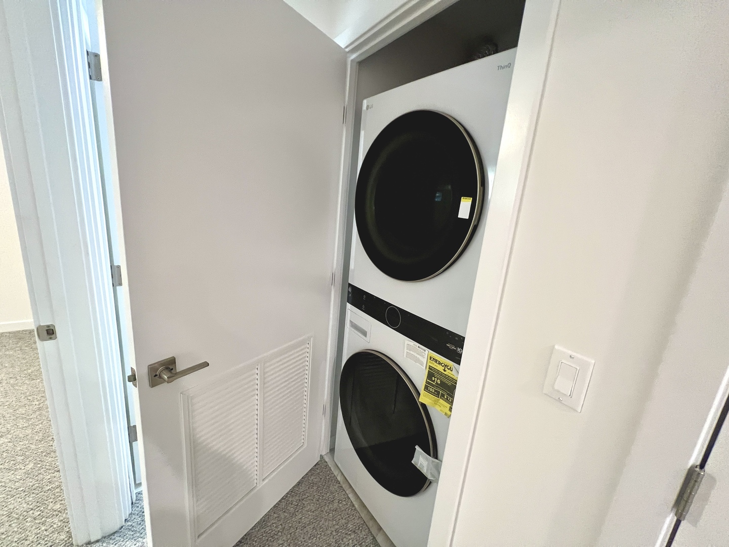 822 North Winchester Avenue, Unit 1F Chicago, IL 60622 - Photo 17 of 17 a utility room with dryer and washer
