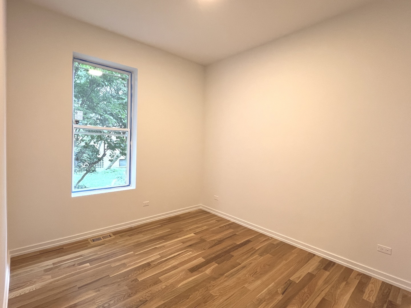 822 North Winchester Avenue, Unit 1F Chicago, IL 60622 - Photo 7 of 17 an empty room with a window