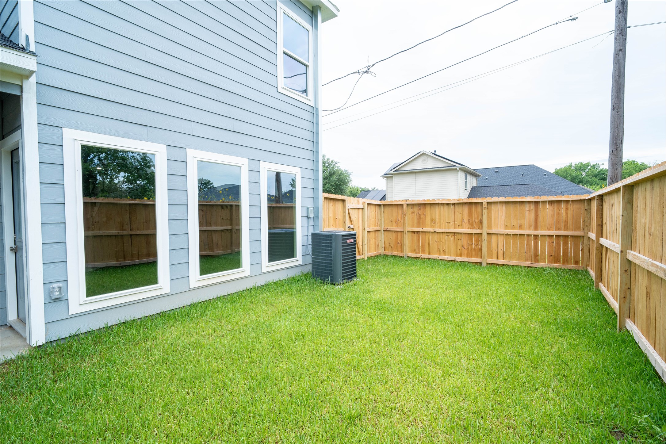 4401 Alvin Street, Unit A Houston, TX 77051 - Photo 10 of 12 Each side provides a private fully fenced backyard