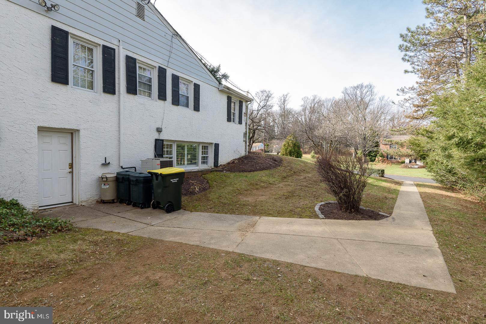 Entrance to the basement, walkway to the street