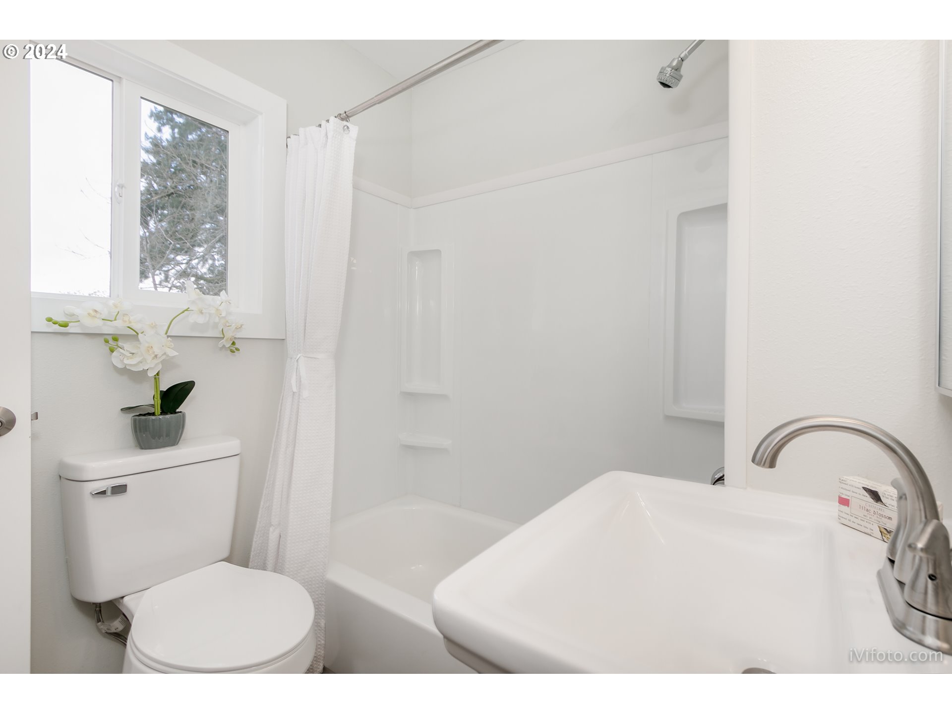 140 South 15th Street Springfield, OR 97477 - Photo 16 of 27 a bathroom with a toilet a sink and a bathtub