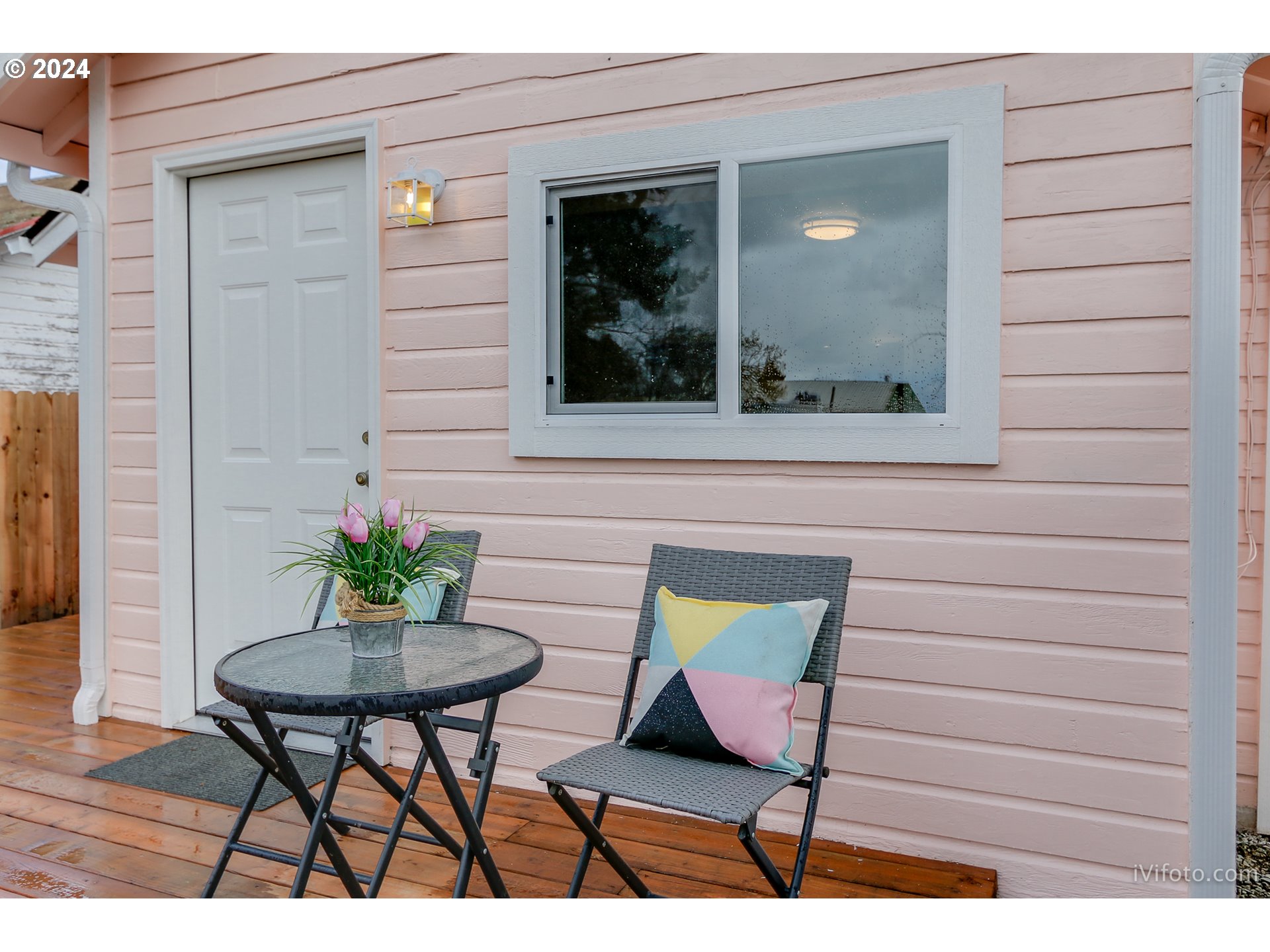 140 South 15th Street Springfield, OR 97477 - Photo 19 of 27 a view of two chairs in a patio