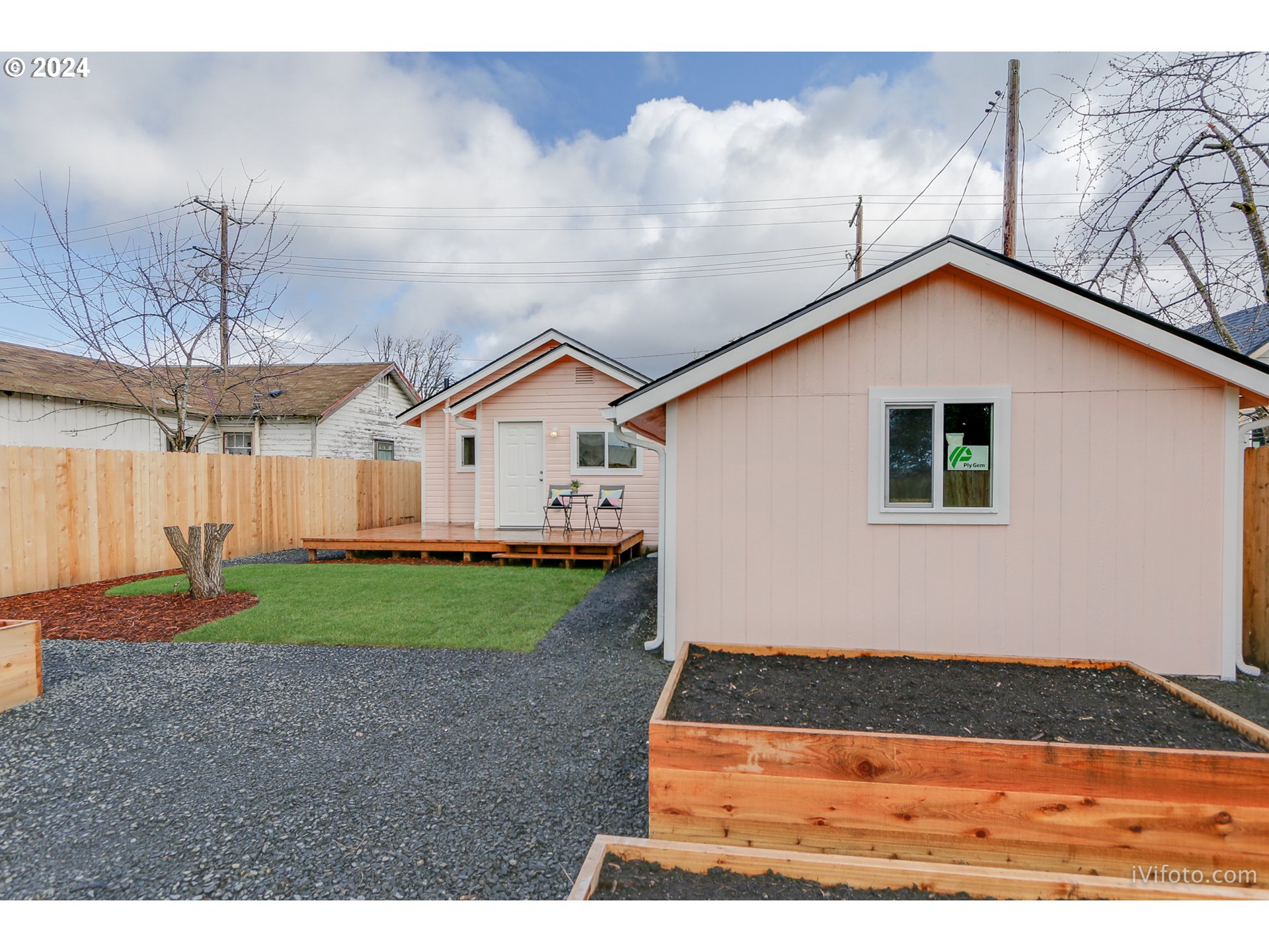 140 South 15th Street Springfield, OR 97477 - Photo 23 of 27 a view of a backyard of a house