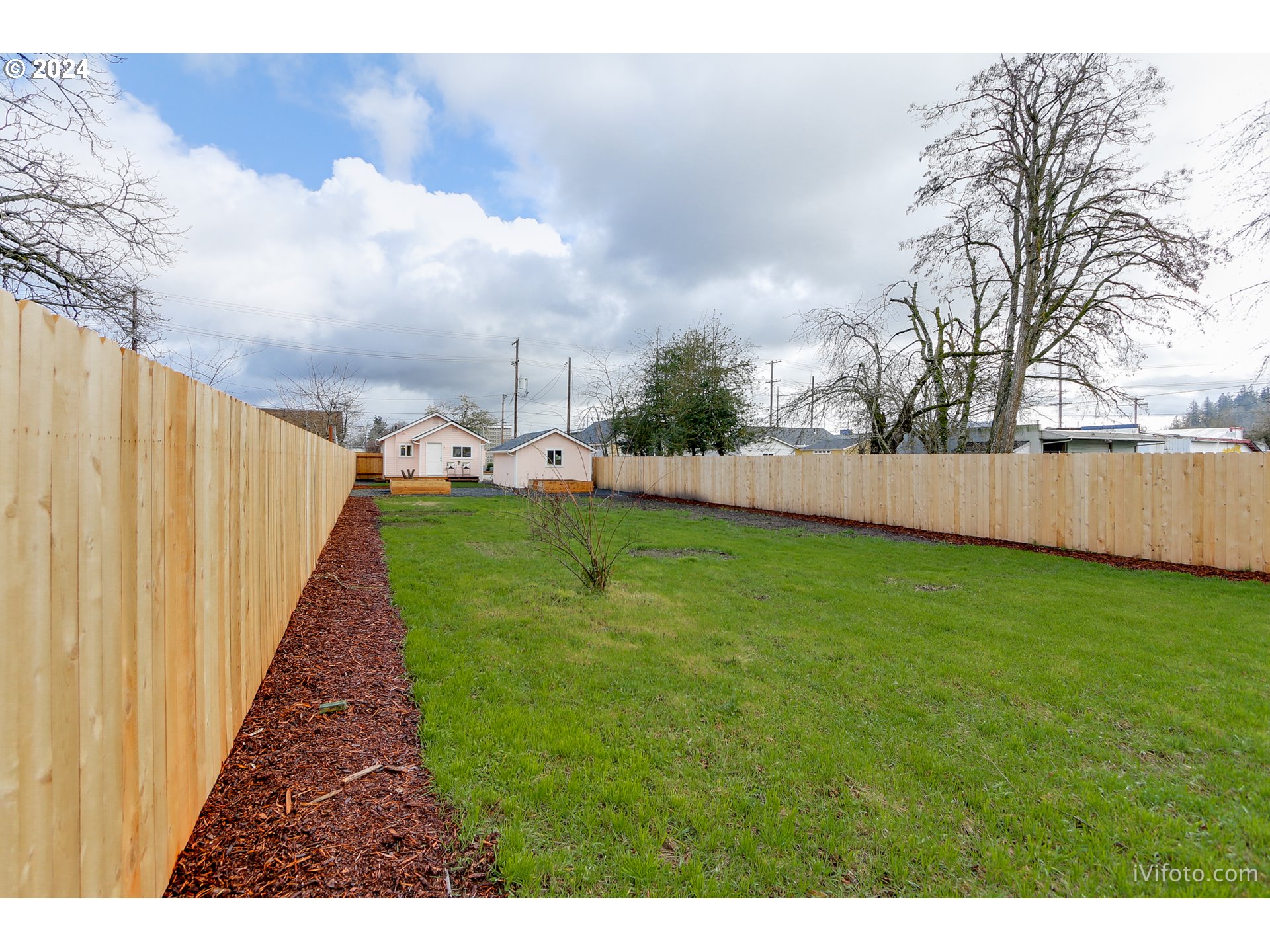 140 South 15th Street Springfield, OR 97477 - Photo 25 of 27 a view of a backyard with a garden