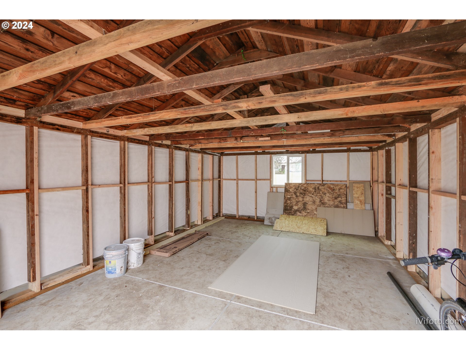 140 South 15th Street Springfield, OR 97477 - Photo 27 of 27 a big room with a bed