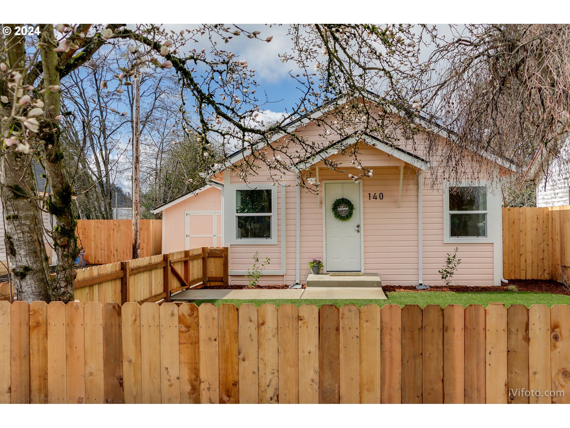 140 South 15th Street Springfield, OR 97477 - Photo 3 of 27 a front view of a house with a yard