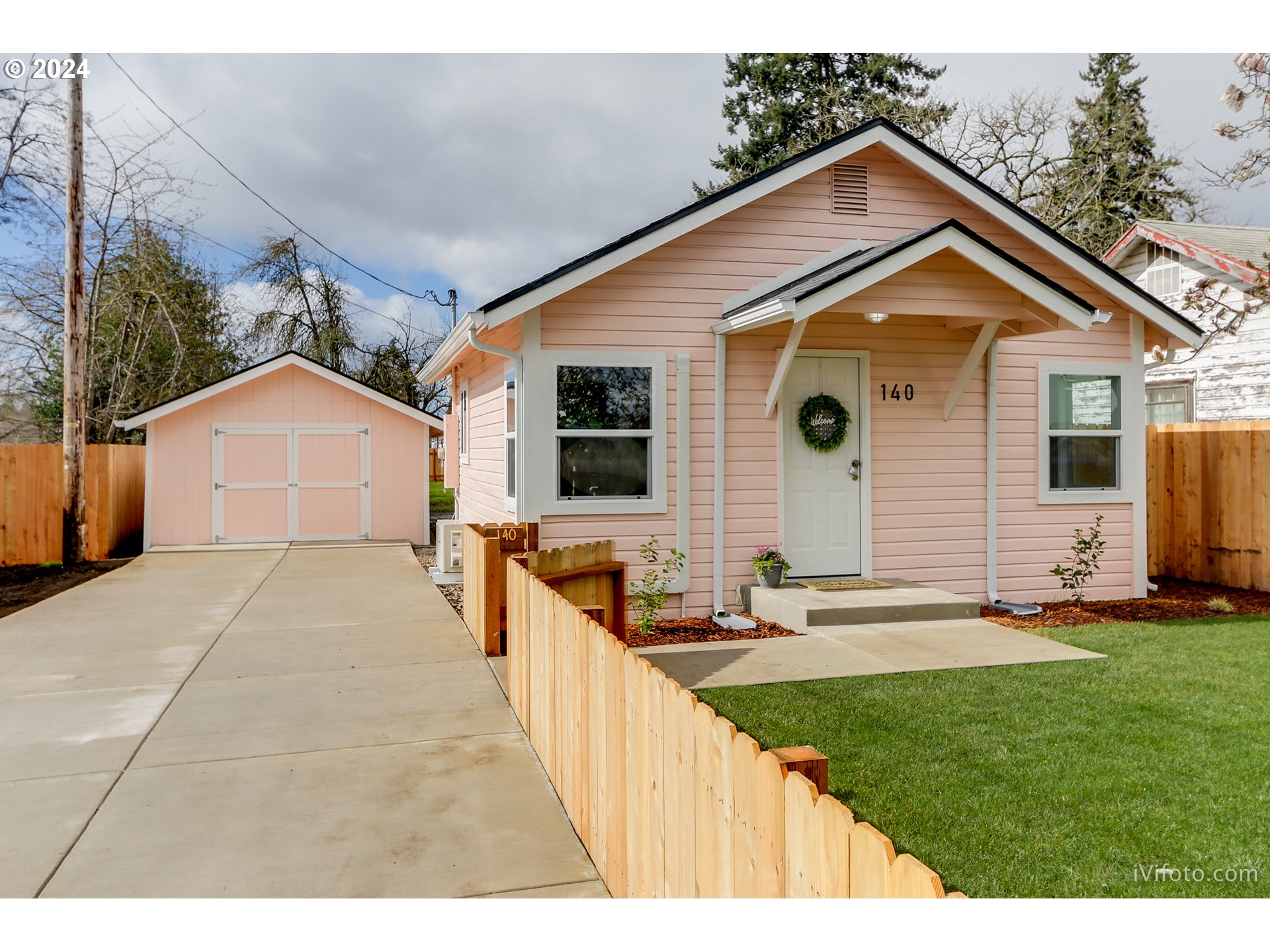 140 South 15th Street Springfield, OR 97477 - Photo 4 of 27 a front view of house with yard