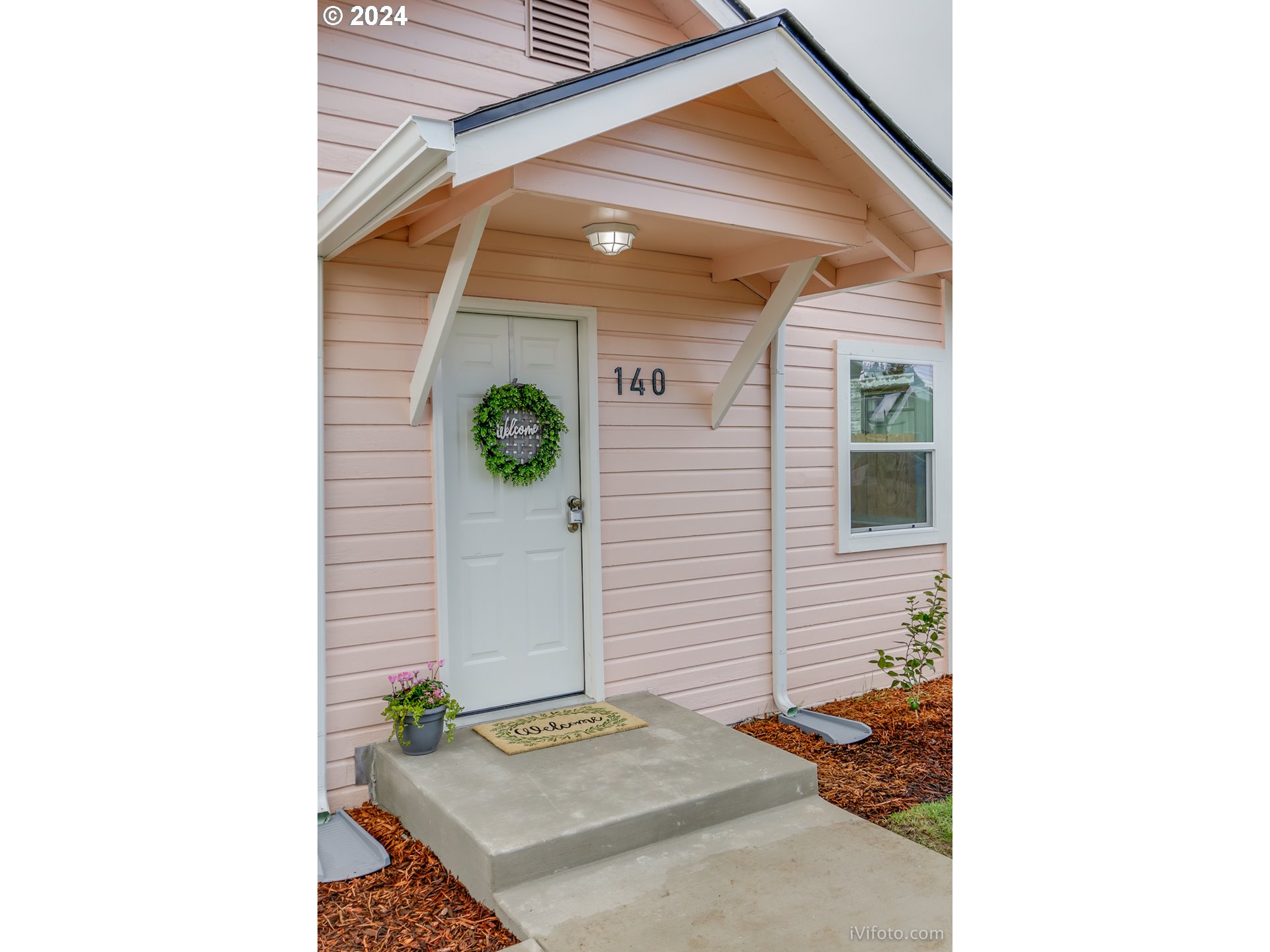 140 South 15th Street Springfield, OR 97477 - Photo 5 of 27 a view of a door of the house