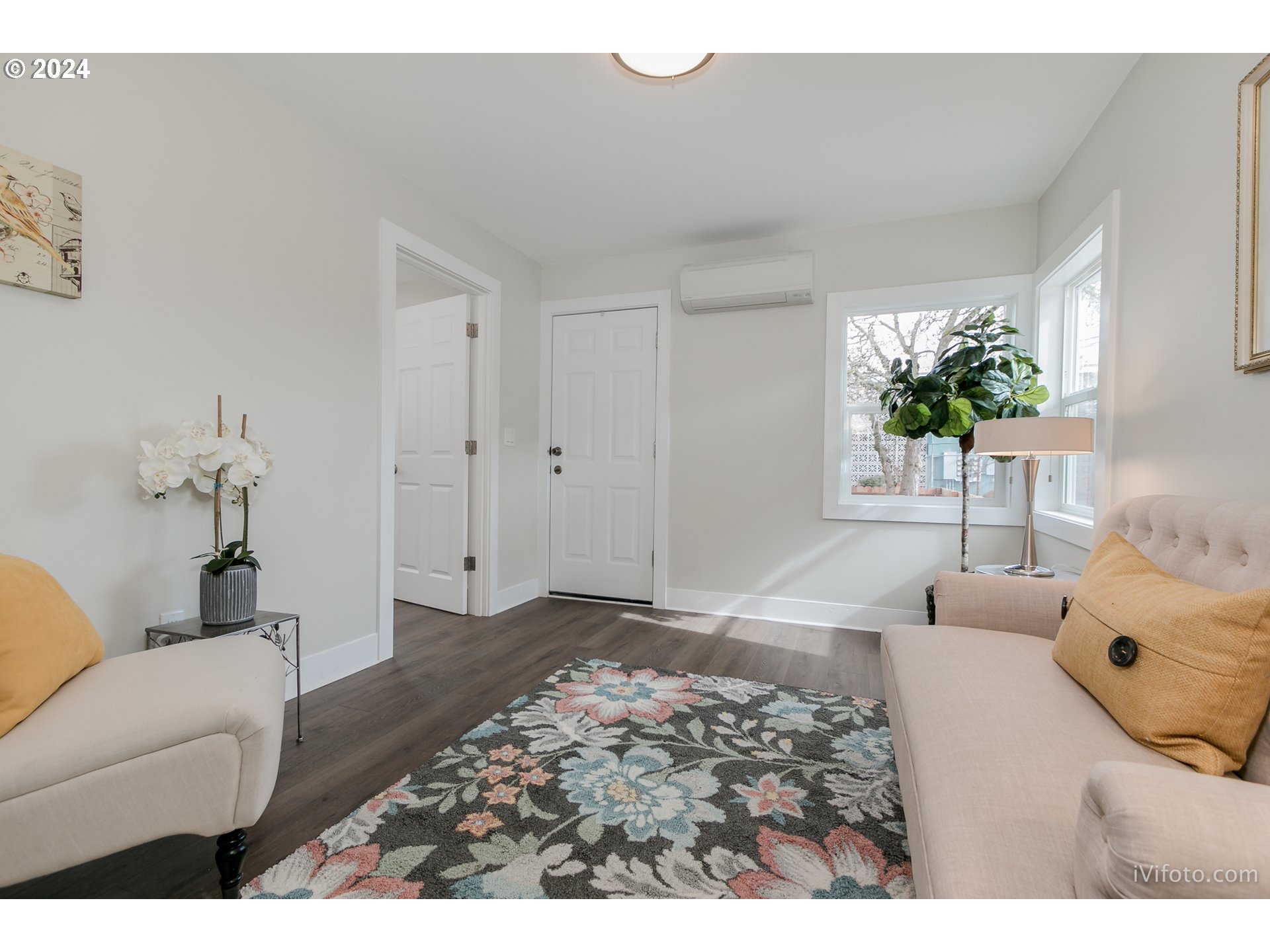 140 South 15th Street Springfield, OR 97477 - Photo 6 of 27 a living room with furniture and a potted plant