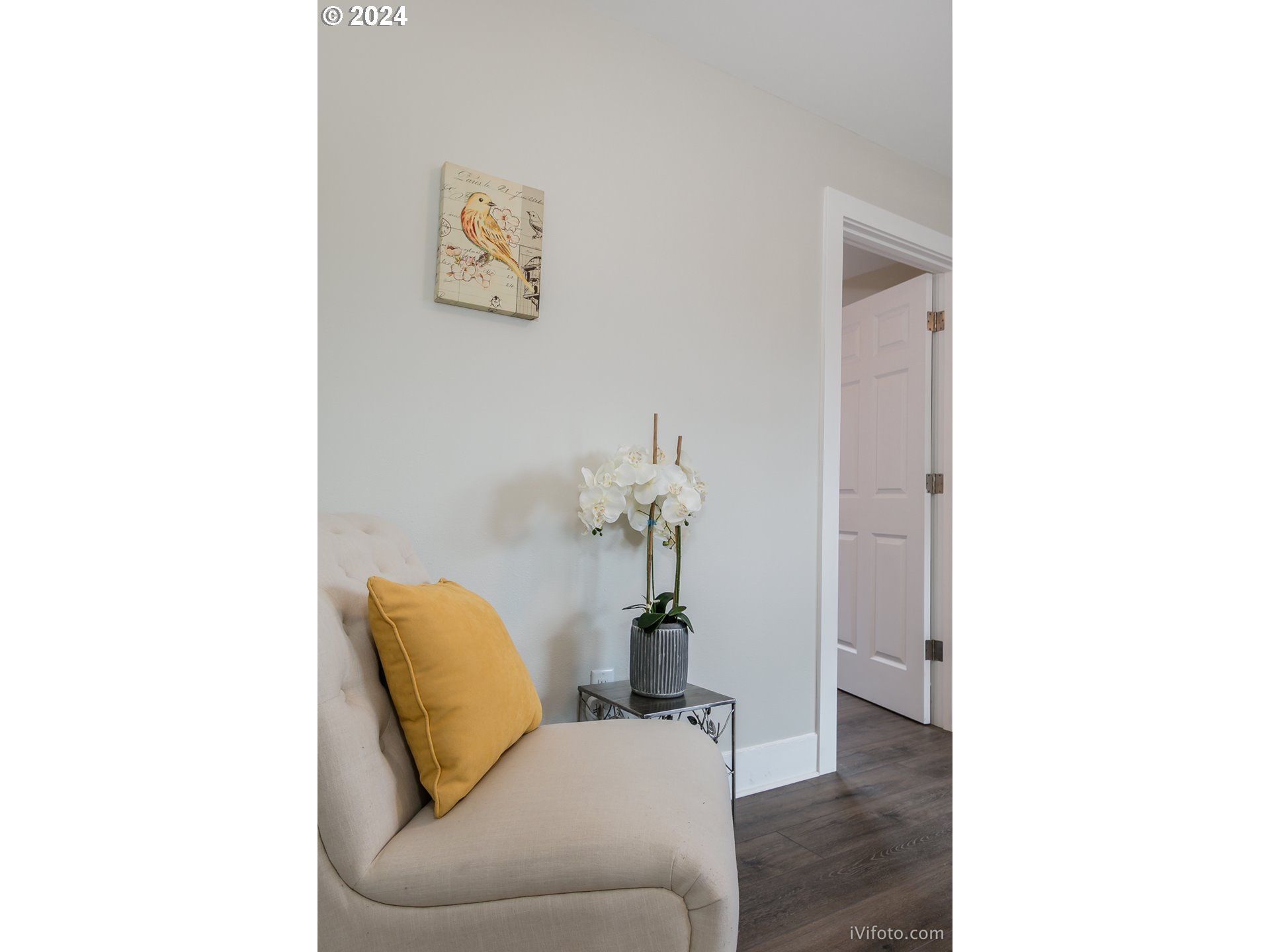 140 South 15th Street Springfield, OR 97477 - Photo 8 of 27 a living room with furniture and a potted plant
