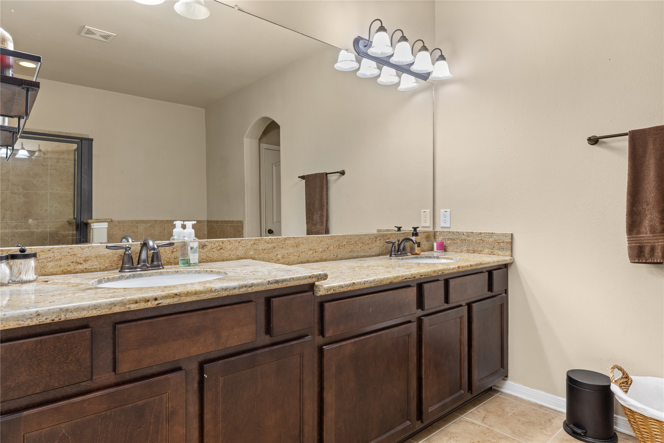 1010 Nantucket Street Pasadena, TX 77503 - Photo 23 of 46 Primary bathroom