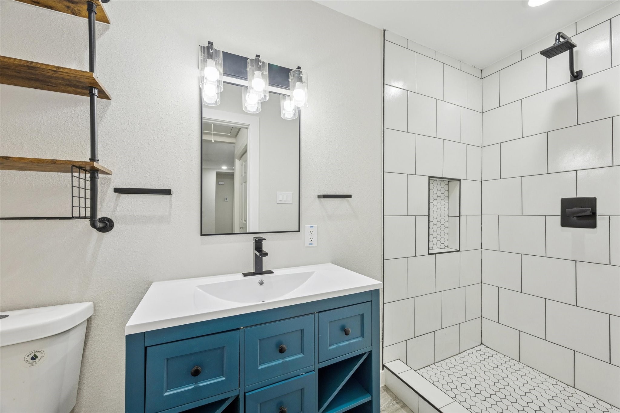 6731 London Street Houston, TX 77021 - Photo 10 of 11 a bathroom with a sink a toilet and shower