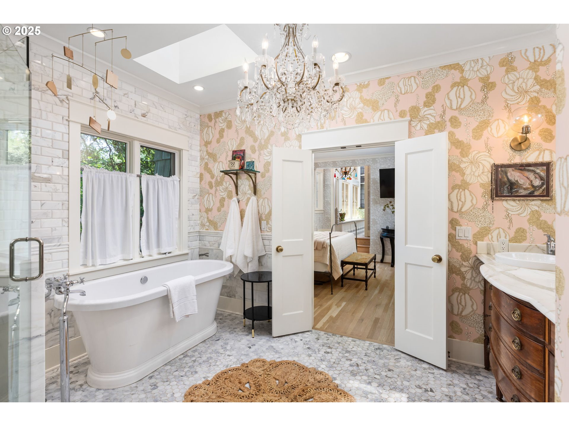 1546 South Military Road Portland, OR 97219 - Photo 29 of 47 Owner's Suite Bathroom